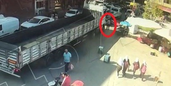 Foto - Bursa'da yürek yakan olay! TIR altında kalan babalarını görünce yıkıldılar