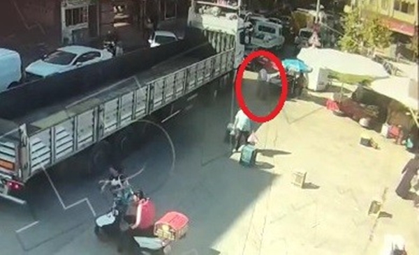 Foto - Bursa'da yürek yakan olay! TIR altında kalan babalarını görünce yıkıldılar