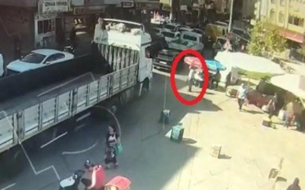 Bursa'da yürek yakan olay! TIR altında kalan babalarını görünce yıkıldılar