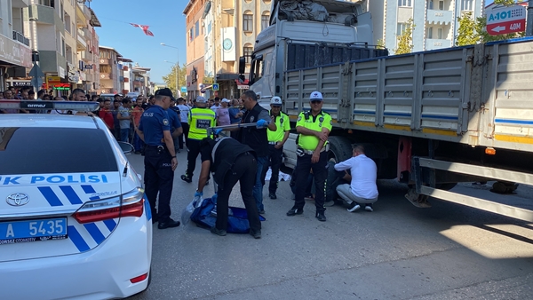 Foto - Bursa'da yürek yakan olay! TIR altında kalan babalarını görünce yıkıldılar
