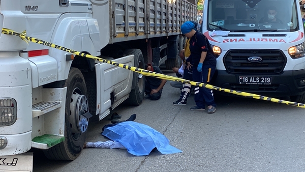 Foto - Bursa'da yürek yakan olay! TIR altında kalan babalarını görünce yıkıldılar