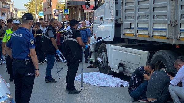 Foto - Bursa'da yürek yakan olay! TIR altında kalan babalarını görünce yıkıldılar