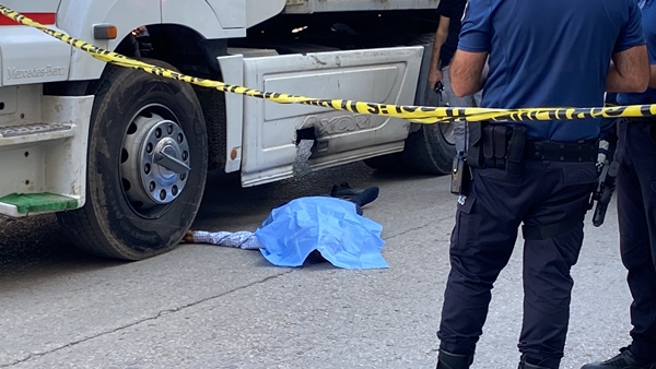 Foto - Bursa'da yürek yakan olay! TIR altında kalan babalarını görünce yıkıldılar