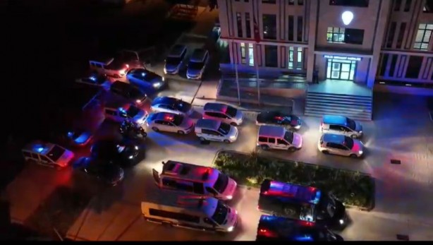Foto - Bursa'da zehir tacirlerine şafak operasyonu...Kapılar koçbaşlarıyla kırıldı, dron havadan takip etti