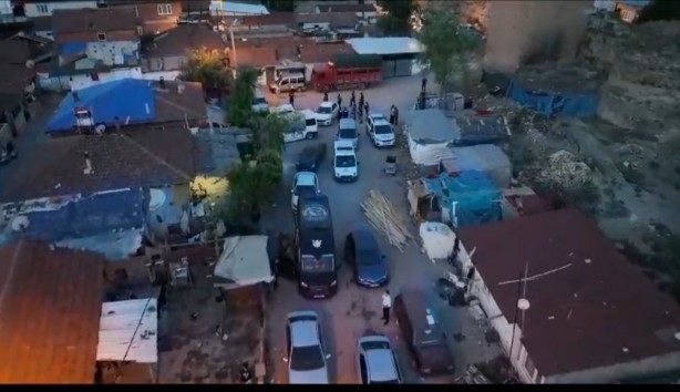 Foto - Bursa'da zehir tacirlerine şafak operasyonu...Kapılar koçbaşlarıyla kırıldı, dron havadan takip etti