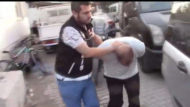 Bursa'da zehir tacirlerine şafak operasyonu...Kapılar koçbaşlarıyla kırıldı, dron havadan takip etti