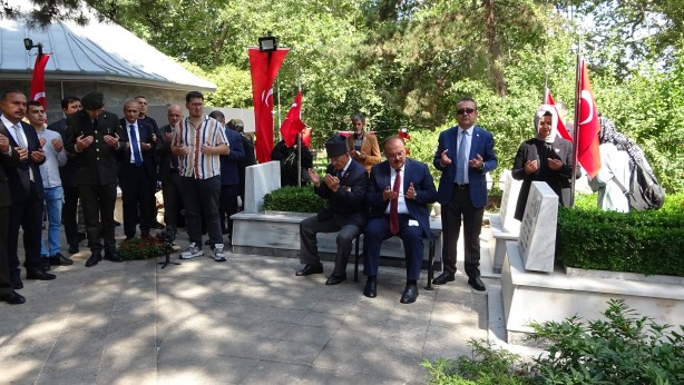 Bursa'daki şehitliklerde duygusal anma