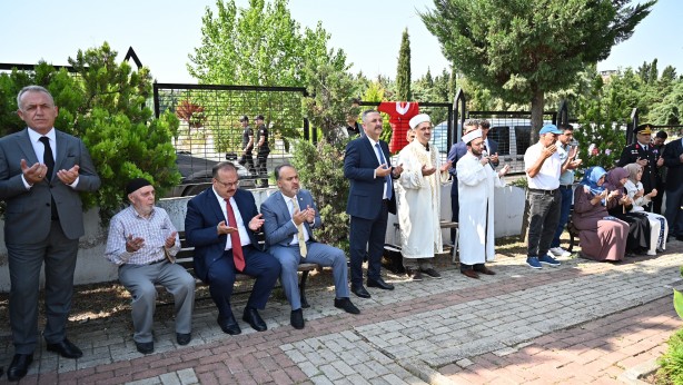 Foto - Bursa'daki şehitliklerde duygusal anma