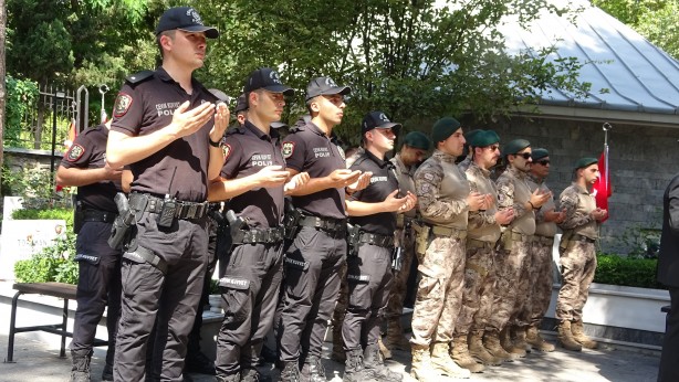 Foto - Bursa'daki şehitliklerde duygusal anma