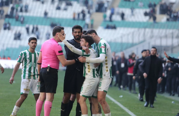 Foto - Bursaspor-Diyarbekirspor maçı karıştı! Tam 5 kırmızı kat