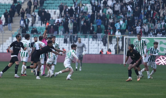 Foto - Bursaspor-Diyarbekirspor maçı karıştı! Tam 5 kırmızı kat