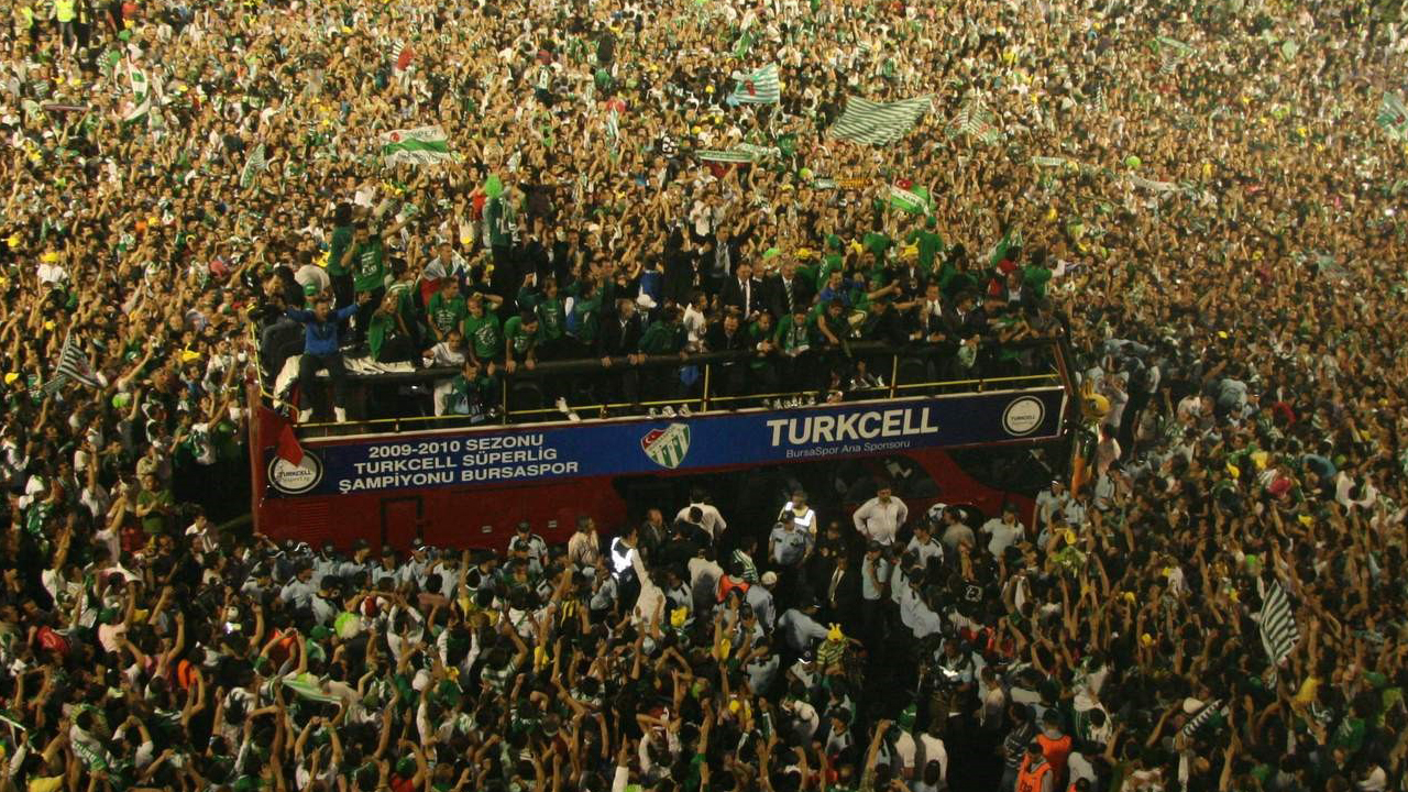 Bursaspor'un 15 yıl sonra 'Timsah istilası' geri döndü! Balıkesir’de tarihi kutlama!
