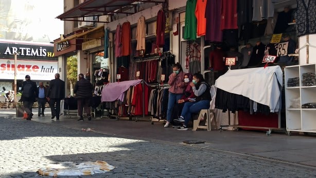 Burunlarını kapatarak geçiyorlar! CHP'nin yönettiği yer 10 yıldır kokuyor