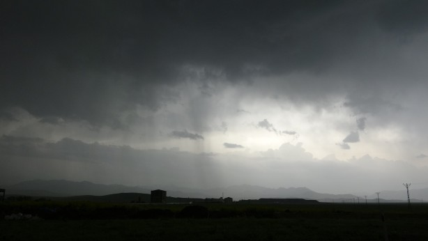Foto - Bütün gökyüzünü kapladı, gündüz vakti şehir bir anda karanlığa gömüldü! 