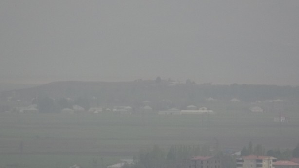 Foto - Bütün gökyüzünü kapladı, gündüz vakti şehir bir anda karanlığa gömüldü! 