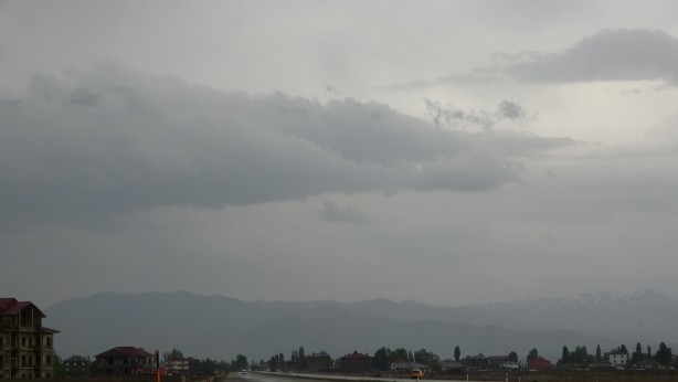 Foto - Bütün gökyüzünü kapladı, gündüz vakti şehir bir anda karanlığa gömüldü! 