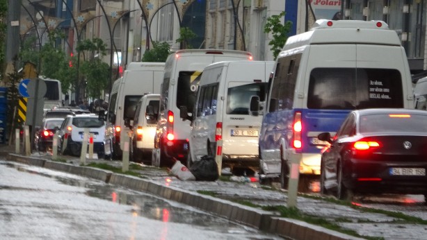 Foto - Bütün gökyüzünü kapladı, gündüz vakti şehir bir anda karanlığa gömüldü! 