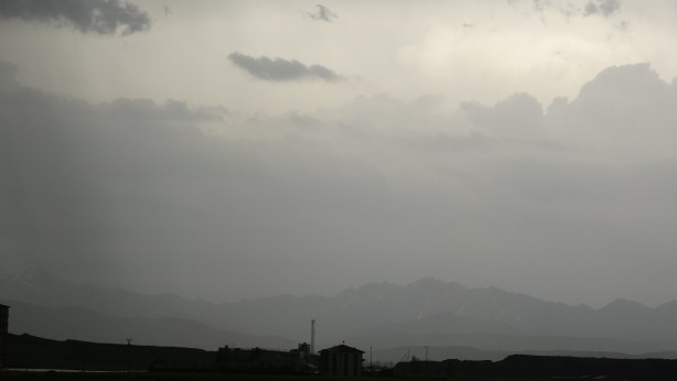 Foto - Bütün gökyüzünü kapladı, gündüz vakti şehir bir anda karanlığa gömüldü! 