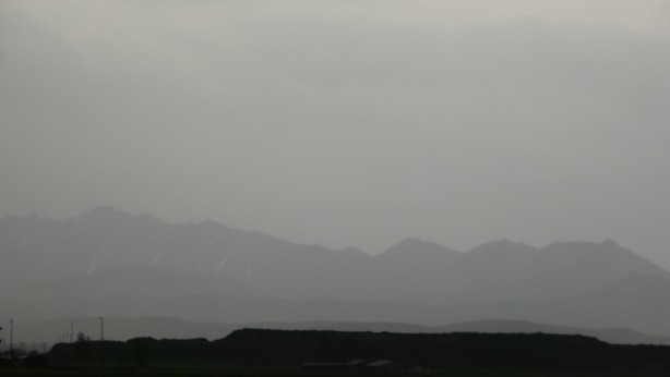 Bütün gökyüzünü kapladı, gündüz vakti şehir bir anda karanlığa gömüldü! 