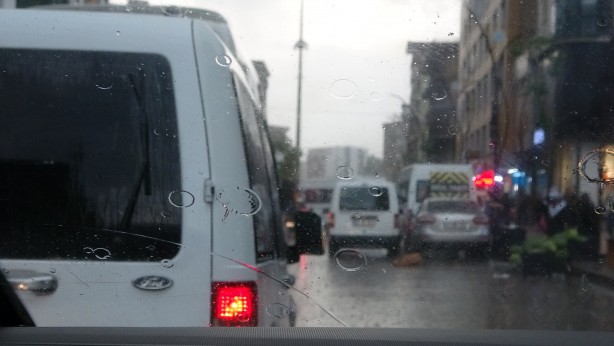 Foto - Bütün gökyüzünü kapladı, gündüz vakti şehir bir anda karanlığa gömüldü! 