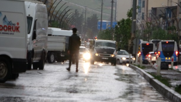 Foto - Bütün gökyüzünü kapladı, gündüz vakti şehir bir anda karanlığa gömüldü! 