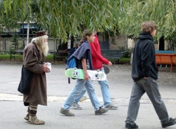 Foto - Bütün gün dilendikten sonra yaptığı şeye çok şaşıracaksınız!