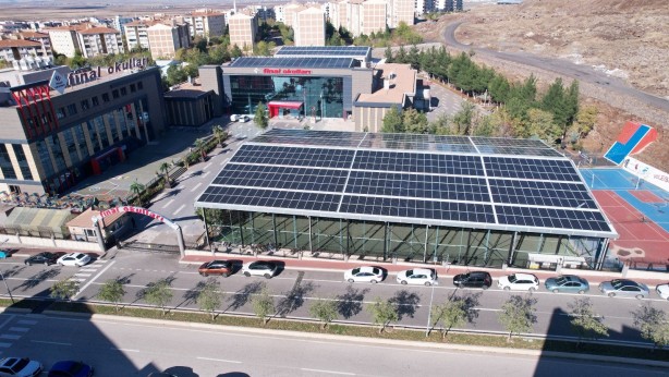 Foto - Büyük başarı! Bu okul kendi elektriğini üretiyor! 760.000 ton sera gazı salınımını engelledi!