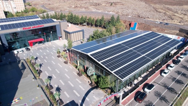 Büyük başarı! Bu okul kendi elektriğini üretiyor! 760.000 ton sera gazı salınımını engelledi!