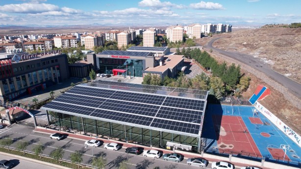 Foto - Büyük başarı! Bu okul kendi elektriğini üretiyor! 760.000 ton sera gazı salınımını engelledi!