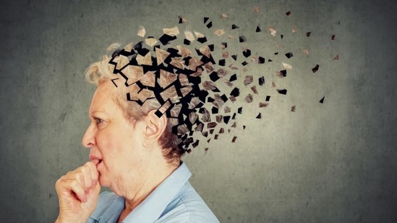 Foto - Büyük bir hastalığın habercisi olabilir! Ayaktayken öne eğik duranlar dikkat