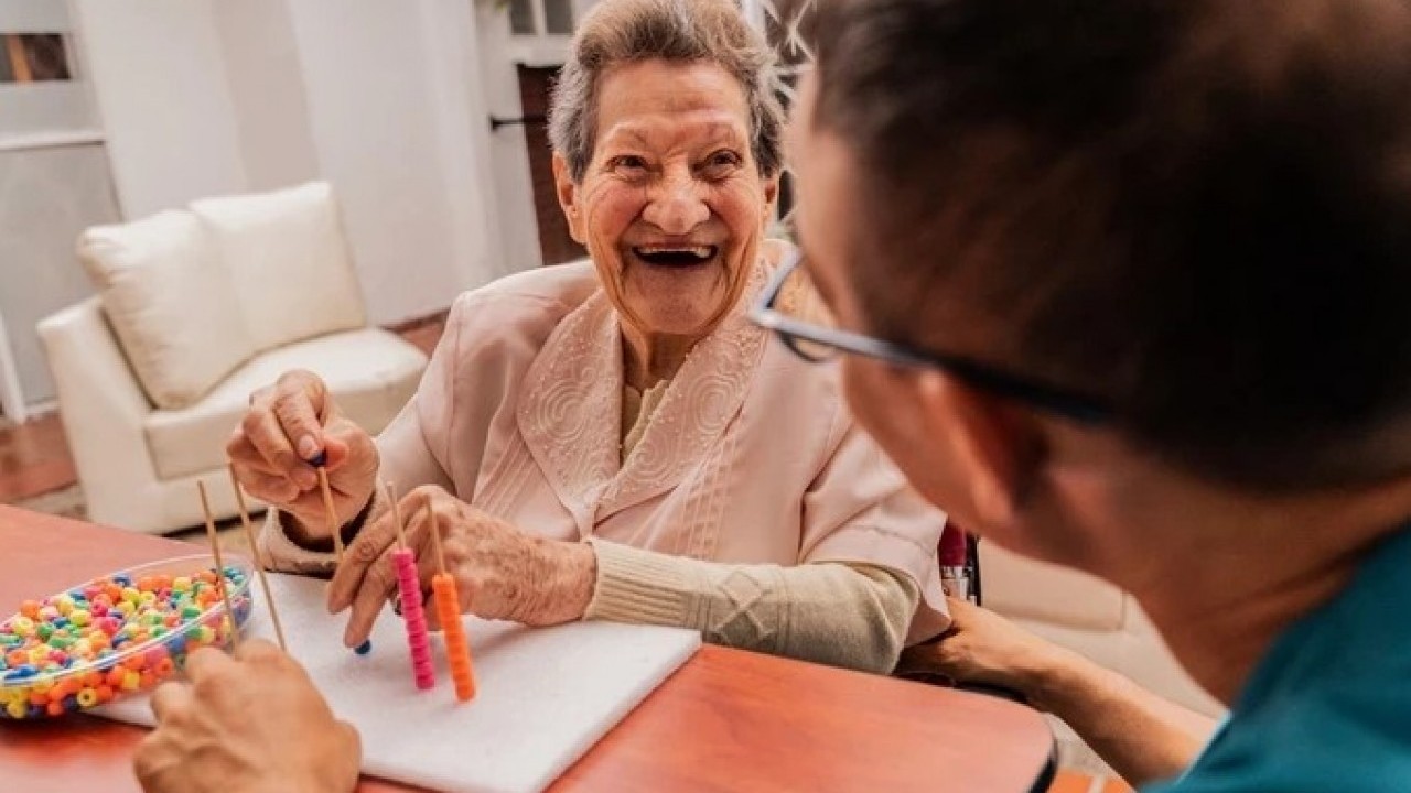Foto - Büyük bir hastalığın habercisi olabilir! Ayaktayken öne eğik duranlar dikkat