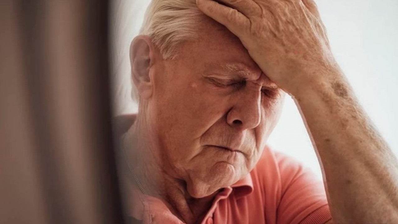 Foto - Büyük bir hastalığın habercisi olabilir! Ayaktayken öne eğik duranlar dikkat