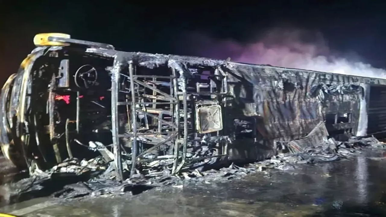 Büyük facia! Kamyona çarpan otobüs küle döndü! 19 kişi feci şekilde can verdi