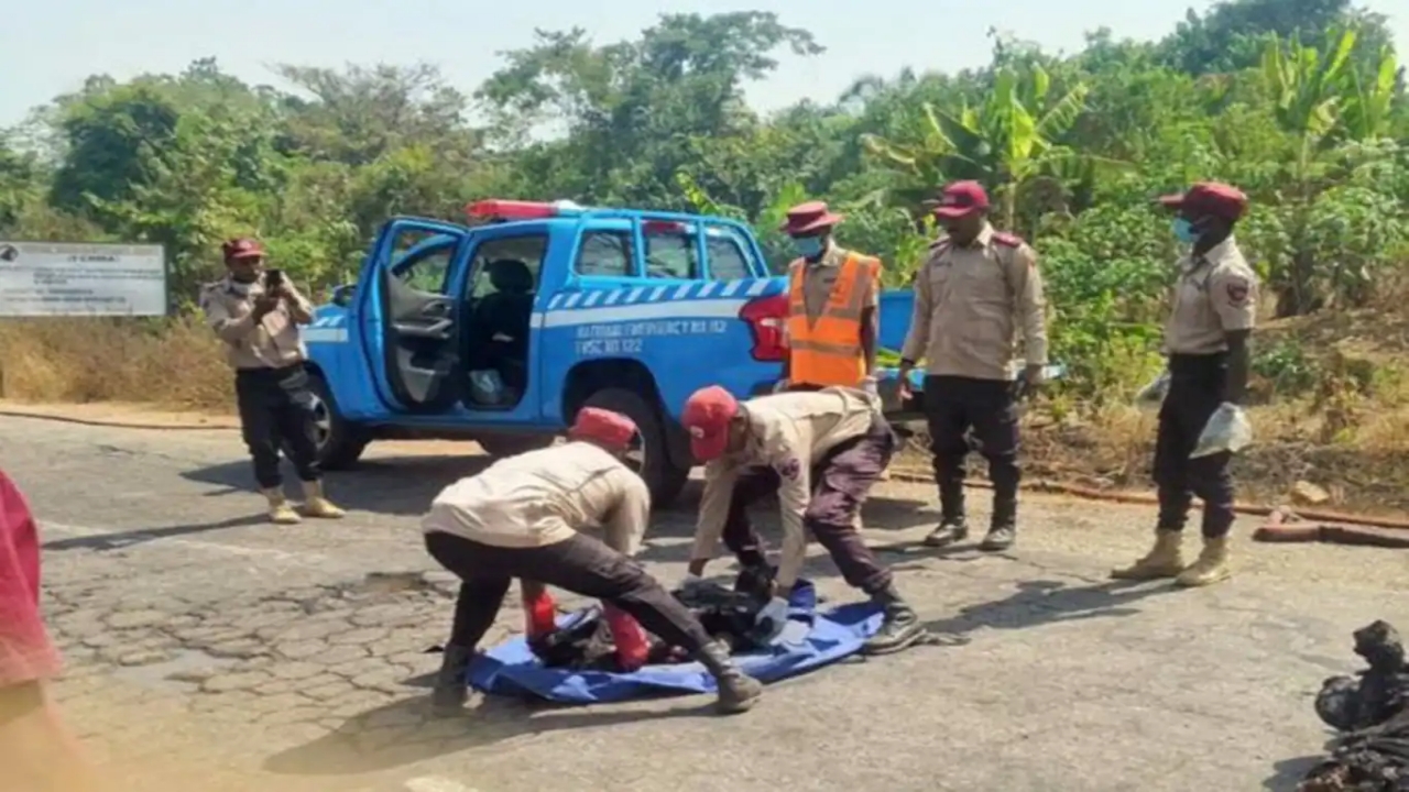 Foto - Büyük facia! Kamyona çarpan otobüs küle döndü! 19 kişi feci şekilde can verdi