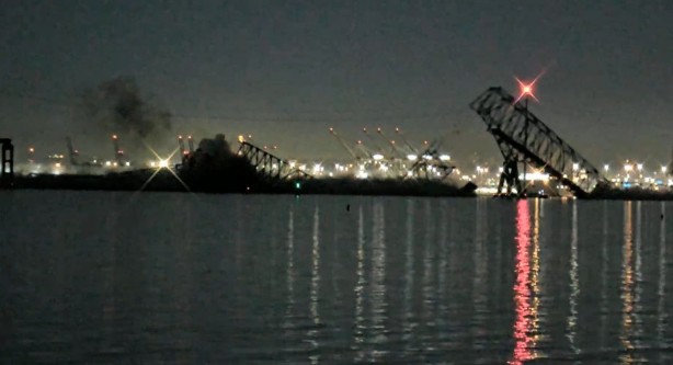 Foto - Büyük facia! O şehirde kargo gemisi köprüyü yıktı, araçlar suya gömüldü! Görüntüler korkunç