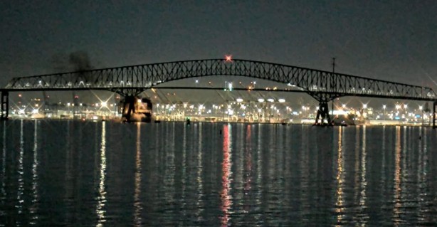 Foto - Büyük facia! O şehirde kargo gemisi köprüyü yıktı, araçlar suya gömüldü! Görüntüler korkunç