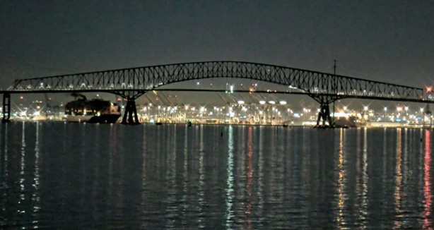 Foto - Büyük facia! O şehirde kargo gemisi köprüyü yıktı, araçlar suya gömüldü! Görüntüler korkunç