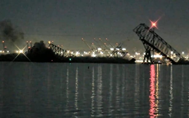 Büyük facia! O şehirde kargo gemisi köprüyü yıktı, araçlar suya gömüldü! Görüntüler korkunç
