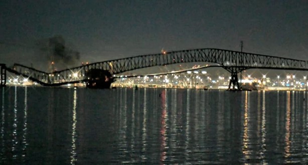 Foto - Büyük facia! O şehirde kargo gemisi köprüyü yıktı, araçlar suya gömüldü! Görüntüler korkunç