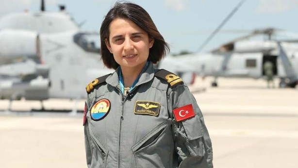Foto - Büyük gurur! Deniz Hava Komutanlığının tek kadın pilotu ilk iniş operasyonunu gerçekleştirdi!