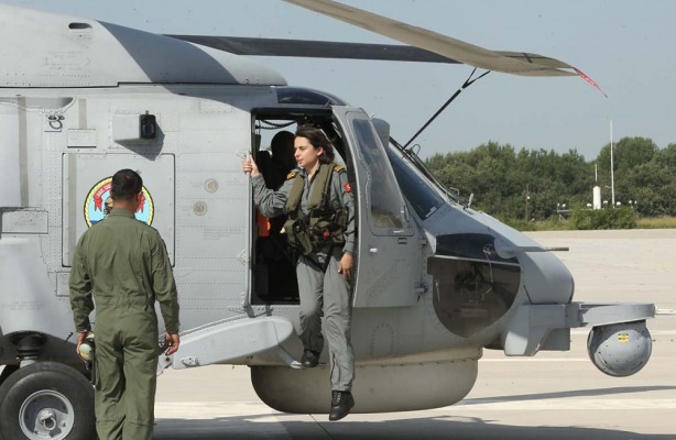 Foto - Büyük gurur! Deniz Hava Komutanlığının tek kadın pilotu ilk iniş operasyonunu gerçekleştirdi!