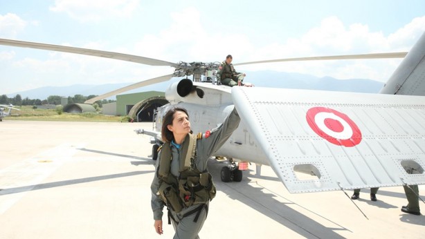 Foto - Büyük gurur! Deniz Hava Komutanlığının tek kadın pilotu ilk iniş operasyonunu gerçekleştirdi!
