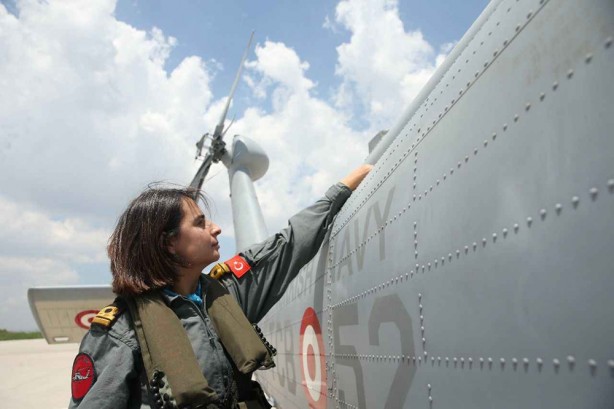 Foto - Büyük gurur! Deniz Hava Komutanlığının tek kadın pilotu ilk iniş operasyonunu gerçekleştirdi!