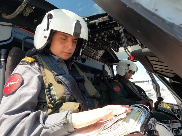 Foto - Büyük gurur! Deniz Hava Komutanlığının tek kadın pilotu ilk iniş operasyonunu gerçekleştirdi!