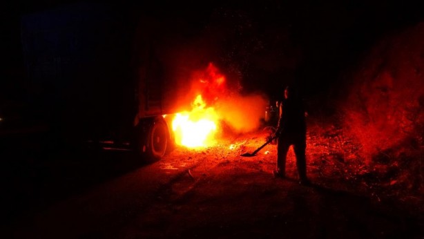 Büyük panik: Tırın lastiği alev aldı!
