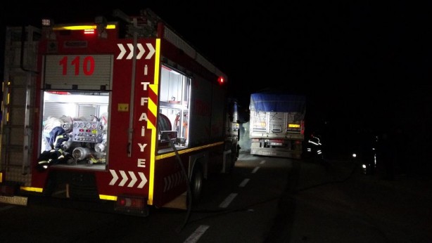 Foto - Büyük panik: Tırın lastiği alev aldı!