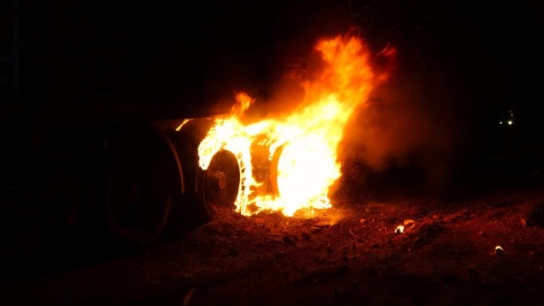 Foto - Büyük panik: Tırın lastiği alev aldı!