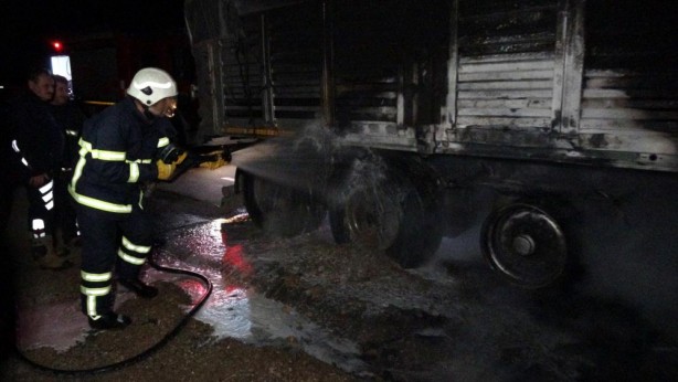Foto - Büyük panik: Tırın lastiği alev aldı!