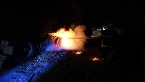Foto - Büyük panik: Tırın lastiği alev aldı!