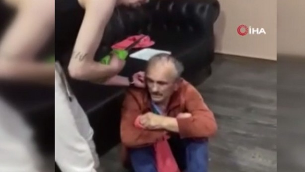 Foto - Büyük rezalet! Yaşlı adamı müzik eşliğinde dövüp tuhaf şekillere soktular! Asın bunları 